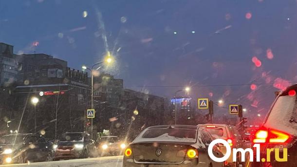 Из-за снегопада Омск встал в 10-балльных пробках