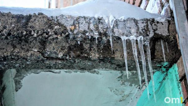 В Омске дом огородили лентой из-за гигантской сосульки