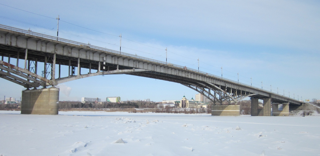 В Омске при падении с моста 60 лет ВЛКСМ разбился молодой мужчина