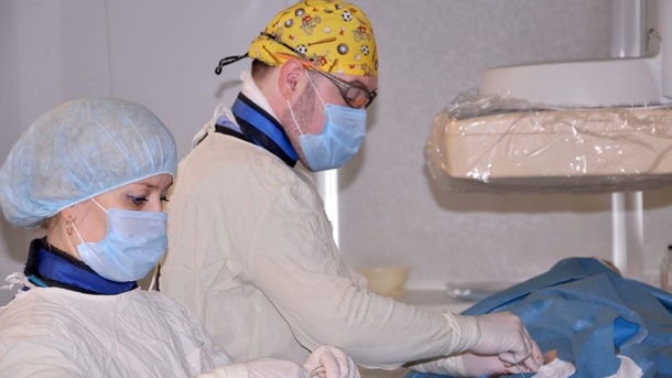 Могла погибнуть от массивной кровопотери: омские хирурги прооперировали женщину с редкой болезнью