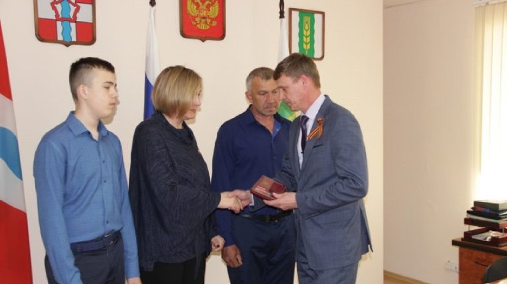 В Омской области родителям погибшего на СВО жителя Марьяновского района вручили Орден Мужества
