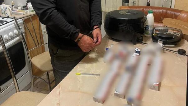 В квартире у омского спортсмена нашли 79 упаковок анаболических стероидов
