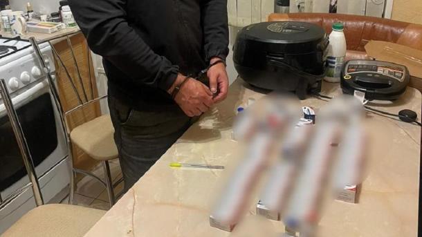 В квартире у омского спортсмена нашли 79 упаковок анаболических стероидов