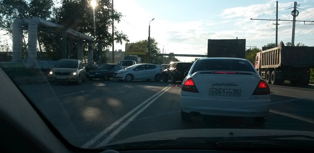 Сразу 4. Перекресток Королева Омск. Авария на Королева Омск сегодня. Пробки Королев сейчас.