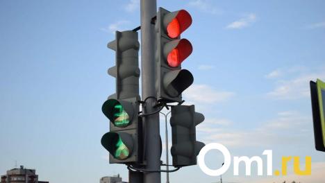 В Омске снова изменили работу светофора на пересечении улиц 12 Декабря и Авиационной