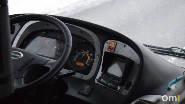 В Омске маршрутка на перекрёстке врезалась в легковой автомобиль