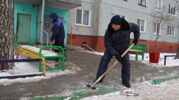 В Омске проверяют качество зимней уборки во дворах и у магазинов