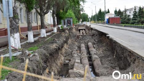 Из-под земли в Омске забил фонтан воды. Что происходит?