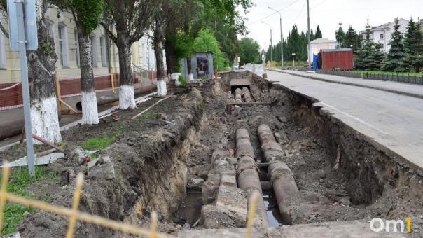 Из-под земли в Омске забил фонтан воды. Что происходит?