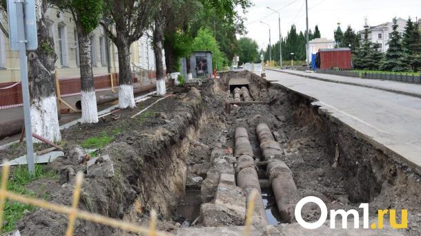 Из-под земли в Омске забил фонтан воды. Что происходит?