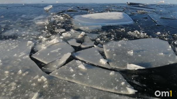 Трое подростков в Сибири провалились под лёд. Один из них погиб