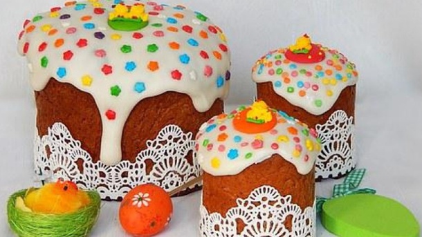 Новосибирцы освятили в храмах вино и куличи для пасхального стола