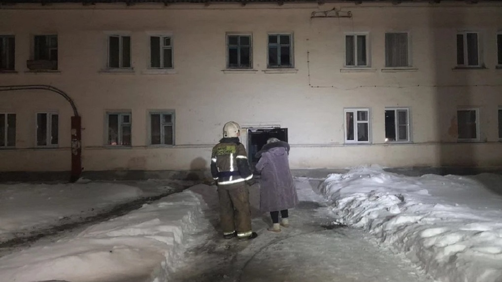Пенсионеры и дети застряли в горящем здании: страшный пожар случился в общежитии в Новосибирской области