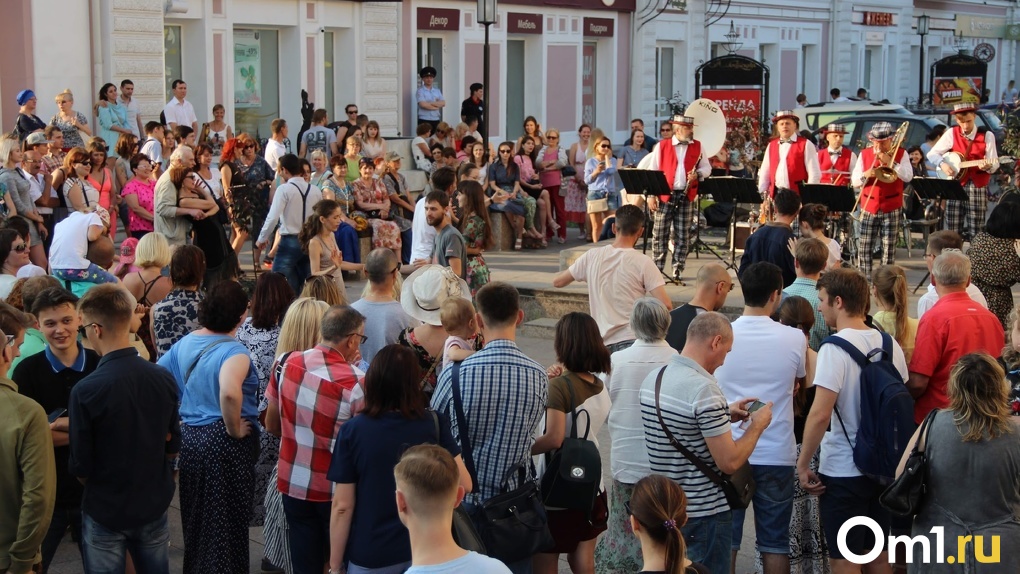 На фоне третьей волны COVID-19 омичи устроили массовое празднование на улице Ленина