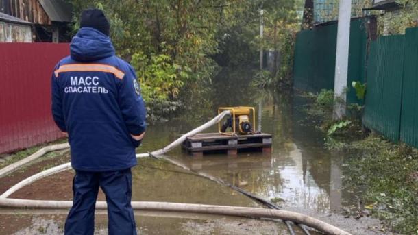 7 500 кубических метров воды откачали спасатели из СНТ в Новосибирске