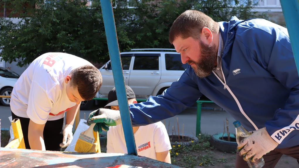 Участник праймериз «Единой России» Юрий Иванищев помог привести в порядок детскую площадку в Омске