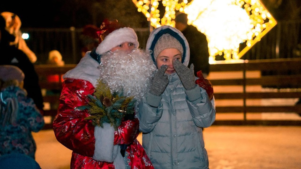 В Омске Дед Мороз сделал предложение девушке на льду катка на «Зелëном острове» — ВИДЕО