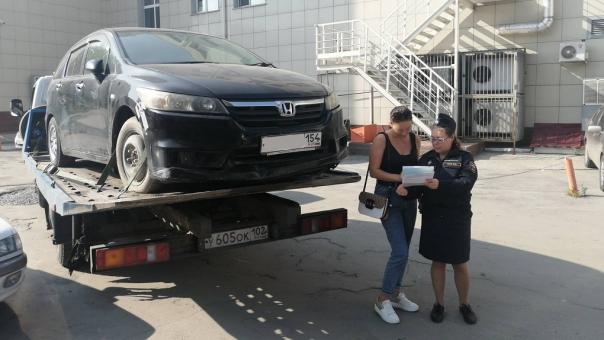 Приставы забрали у новосибирца иномарку, которую он прятал от бывшей жены