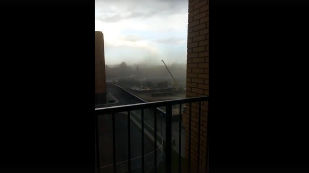 Падали деревья, срывало крыши домов: пыльная буря обрушилась на Новосибирск. ВИДЕО