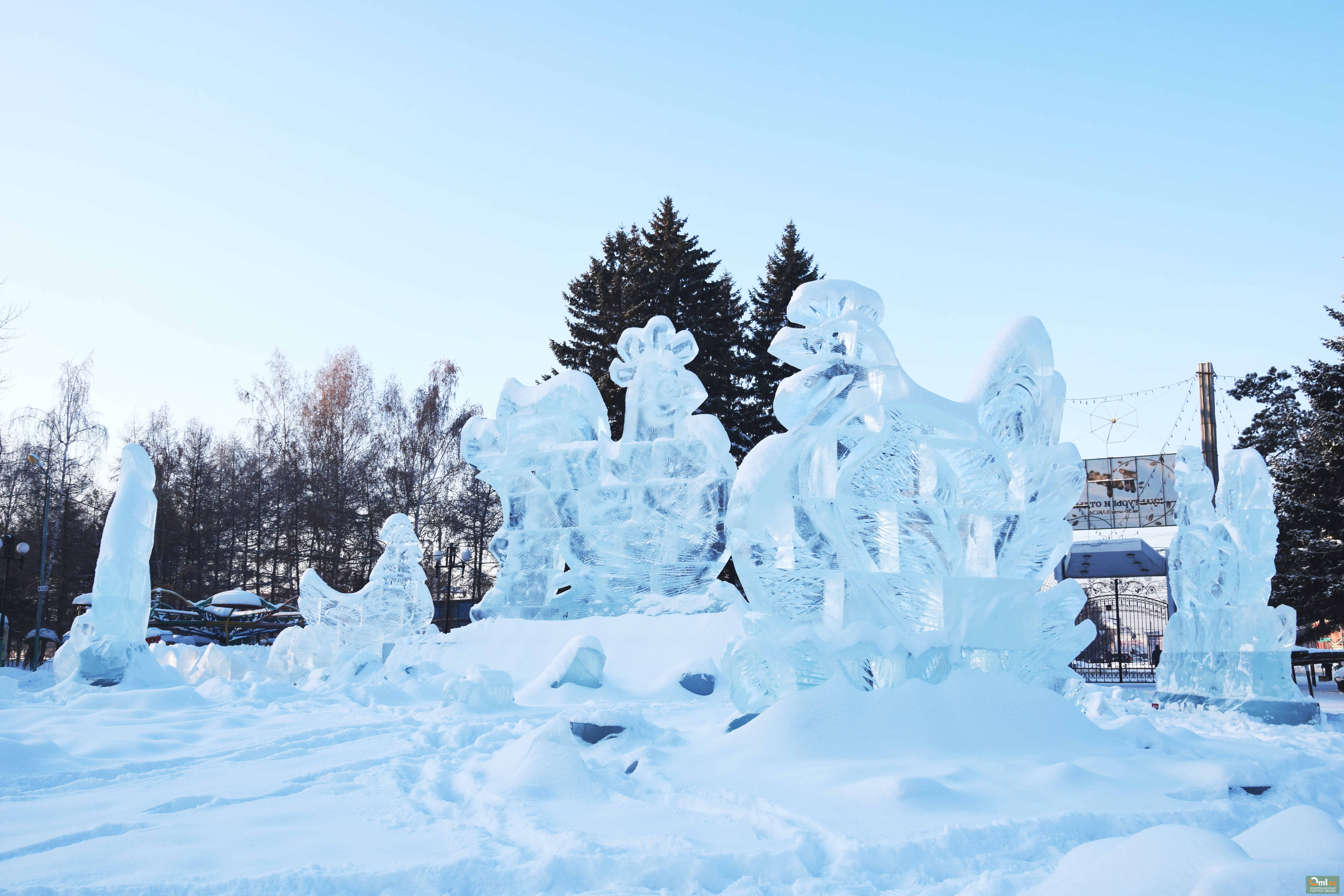 Декабрь омск. Омск зима парк. Парк ледяных фигур Омск. Советский парк зимой Омск. Парк ледяных фигур на Советской в Оренбурге.