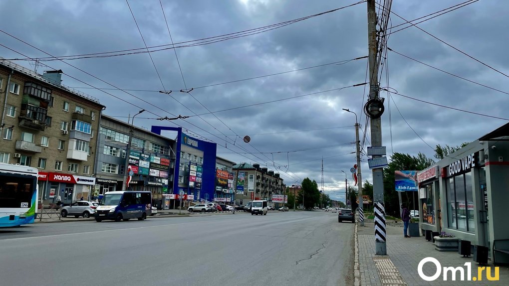 В Омске из-за погоды отменили прогулочные рейсы на теплоходе и закрыли аттракционы