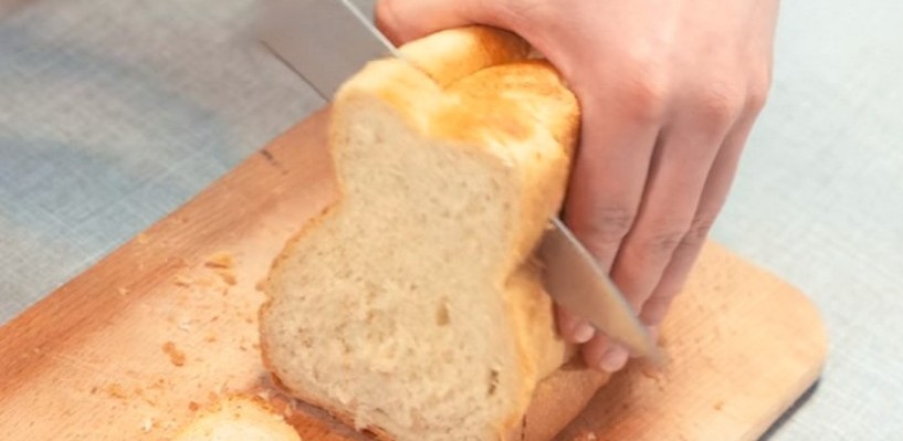 В Омске студент пырнул себя ножом, отрезая хлеб