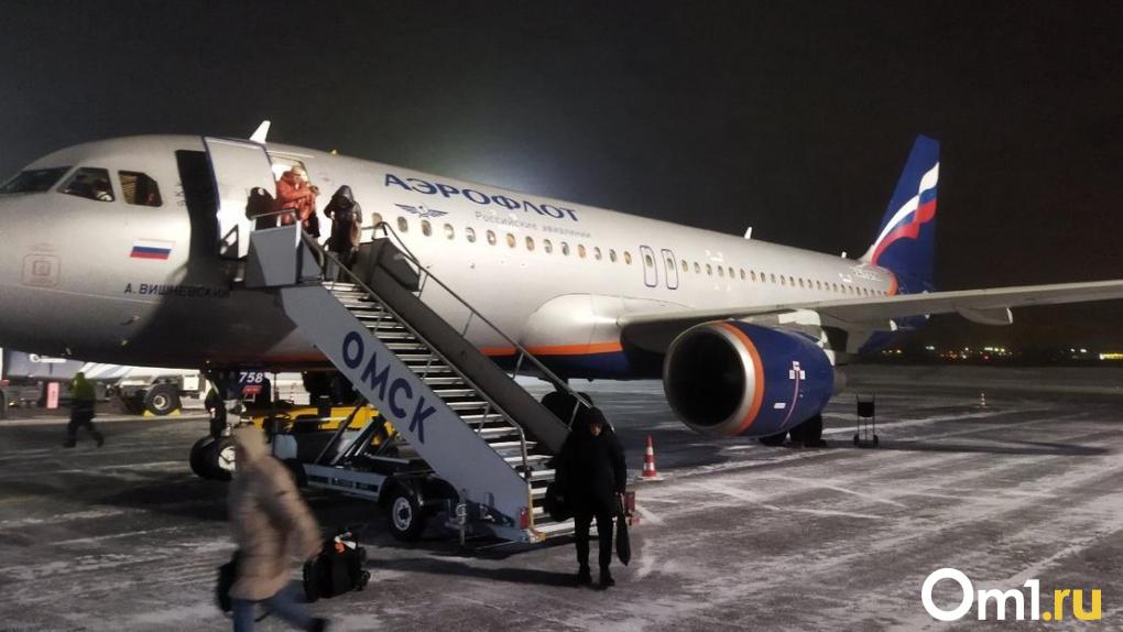 Омича, летевшего в Сургут, сняли с рейса за опасное поведение в самолёте