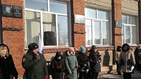 На фасаде омской школы появилась памятная доска в честь офицера СОБР Росгвардии Тараса Петуха