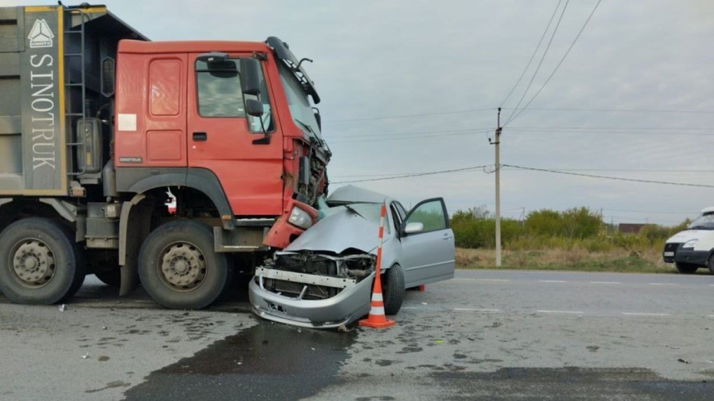 Под Омском иномарка протаранила фуру: молодой водитель погиб