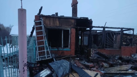 Под Омском в сгоревшем дотла доме нашли три трупа