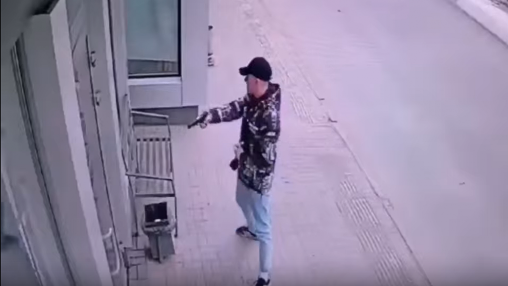 В Омске опять выстрелили из пистолета в стекло тёплой остановки