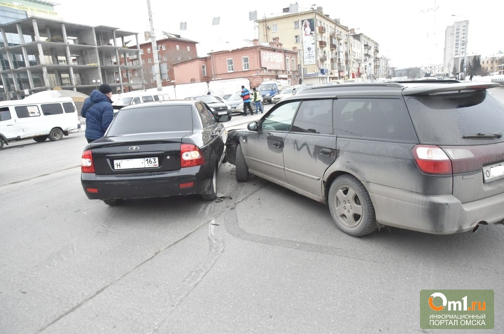 В Омске в ДТП под метромостом столкнулось три автомобиля