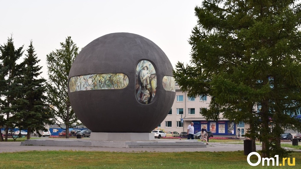 Омский скульптор Александр Капралов считает, что Шар Бухгольца не переживёт переезд в парк 300-летия