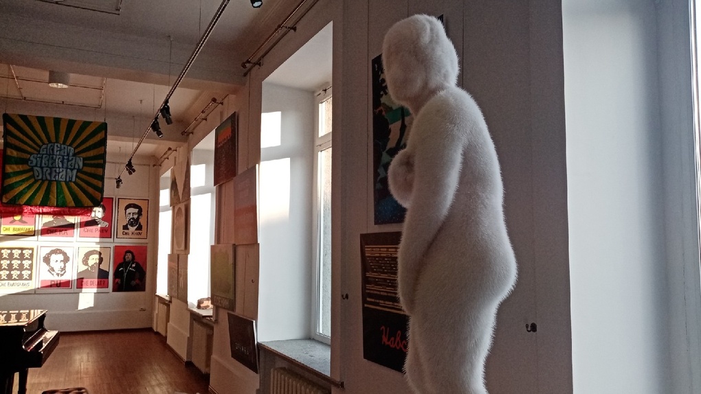 Ленин в норке, ухо Ван Гога и аппетитные картины: в Новосибирске открылась необычная выставка