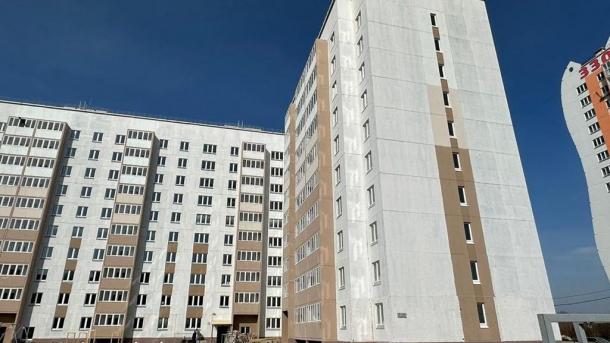 В Омске появился многоквартирный дом с тремя подъёмниками для маломобильных жителей