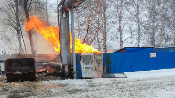 Под Омском загорелся склад, полный газовых баллонов
