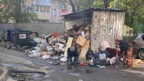 «Люди кидаются друг на друга»: переполненная мусорка накалила отношения между жителями Железнодорожного района