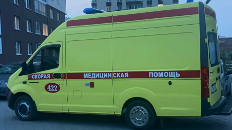Родные пришли в ужас: омичка повредила лицо, упав в выгребную яму соседа