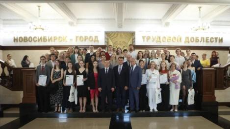 51 стобалльник в Новосибирске: какие школы подготовили лучших выпускников и как им это удалось