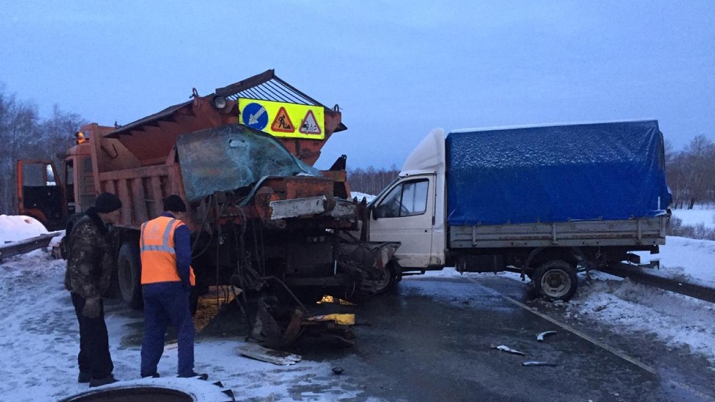 Пункт назначения по-омски-2: водитель выбрался из загоревшегося трактора и тут же погиб под колесами фуры