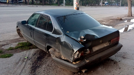 Багажник всмятку и лопнули покрышки: BMW попал в ДТП на проспекте Дзержинского в Новосибирске. ФОТО