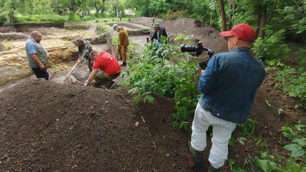 Съёмочная группа федерального канала приняла участие в раскопе церкви в Омской области