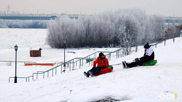 Весеннюю температуру покажут столбики термометров в заснеженном Новосибирске