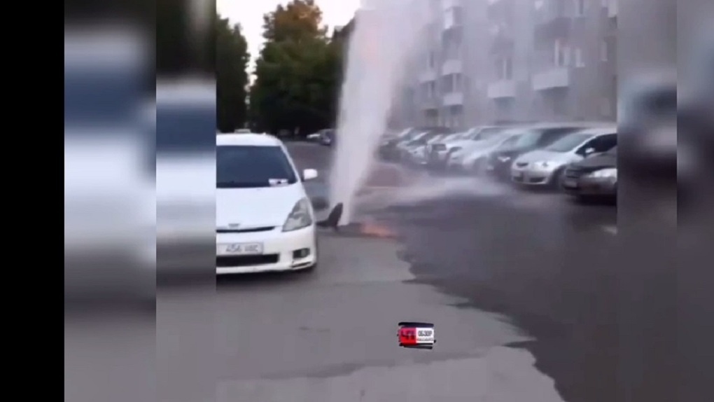 В Новосибирске сквозь асфальт внезапно забил фонтан