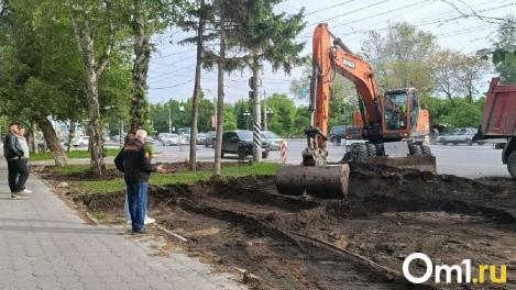В центре Омска газон раскапывают под парковку