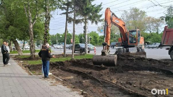 В центре Омска газон раскапывают под парковку