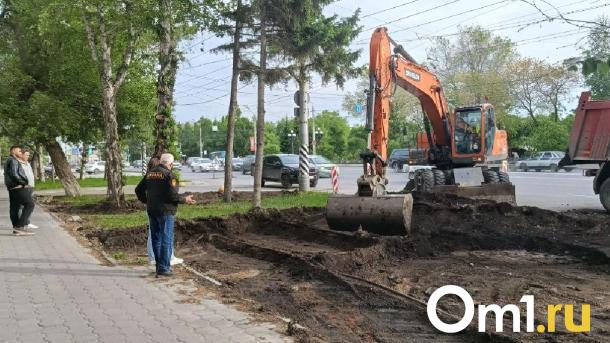 В центре Омска газон раскапывают под парковку