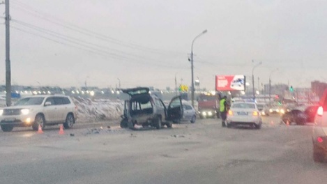 Столкновение лоб в лоб: два автомобиля врезались друг в друга в Новосибирске
