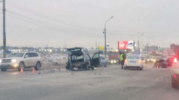 Столкновение лоб в лоб: два автомобиля врезались друг в друга в Новосибирске