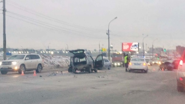 Столкновение лоб в лоб: два автомобиля врезались друг в друга в Новосибирске